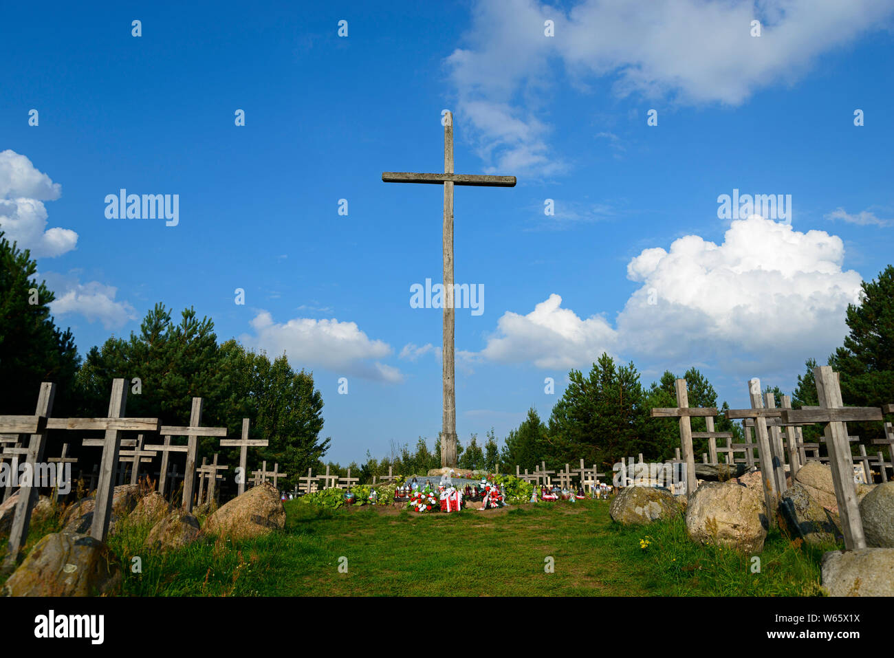 Denkmal zur Erinnerung an Augustow fehlt, Polnische Oblawa augustowska, Podlasien, Polen gewidmet Stockfoto Denkmal zur Erinnerung an Augustow fehlt, Polnische Oblawa augustowska, Podlasien, Polen gewidmet Stockfoto