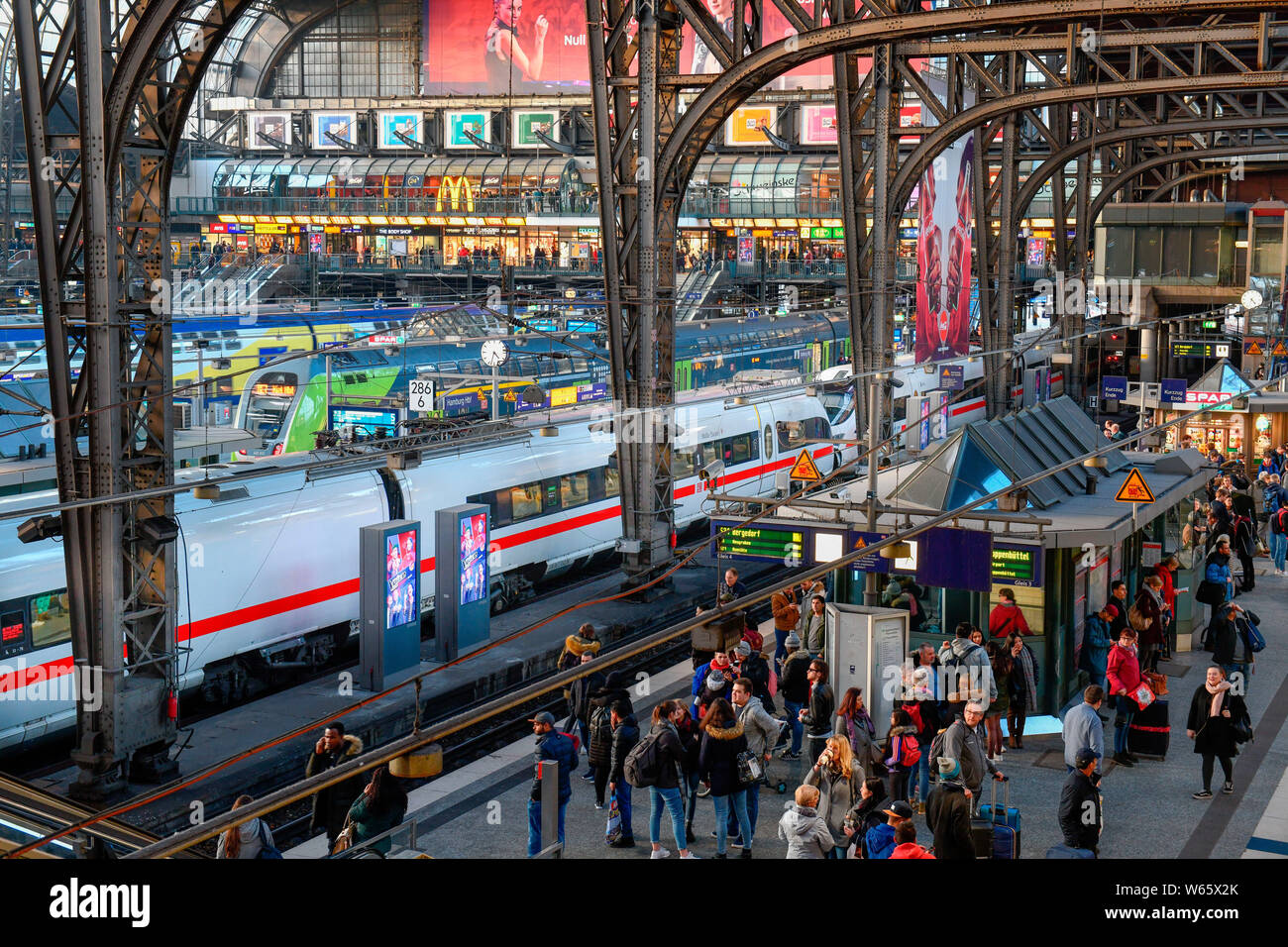 Zuege, Passagiere, Zugangsweg, Bahnhofshalle, Hauptbahnhof, Hamburg, Deutschland Stockfoto