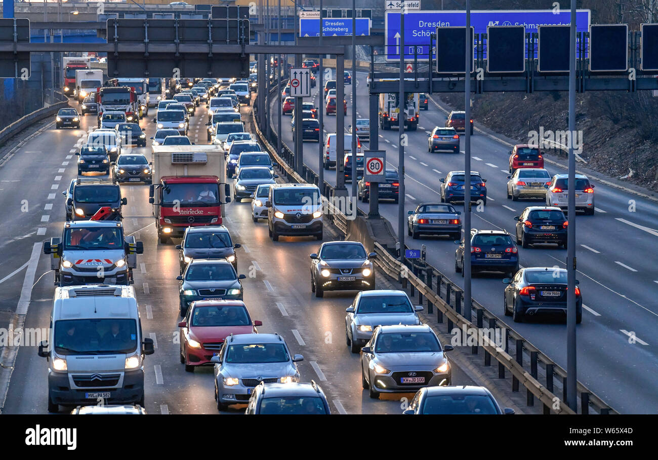 Zaehfliessender Verkehr, Stadtautobahn A 100, Wilmersdorf, Berlin, Deutschland Stockfoto