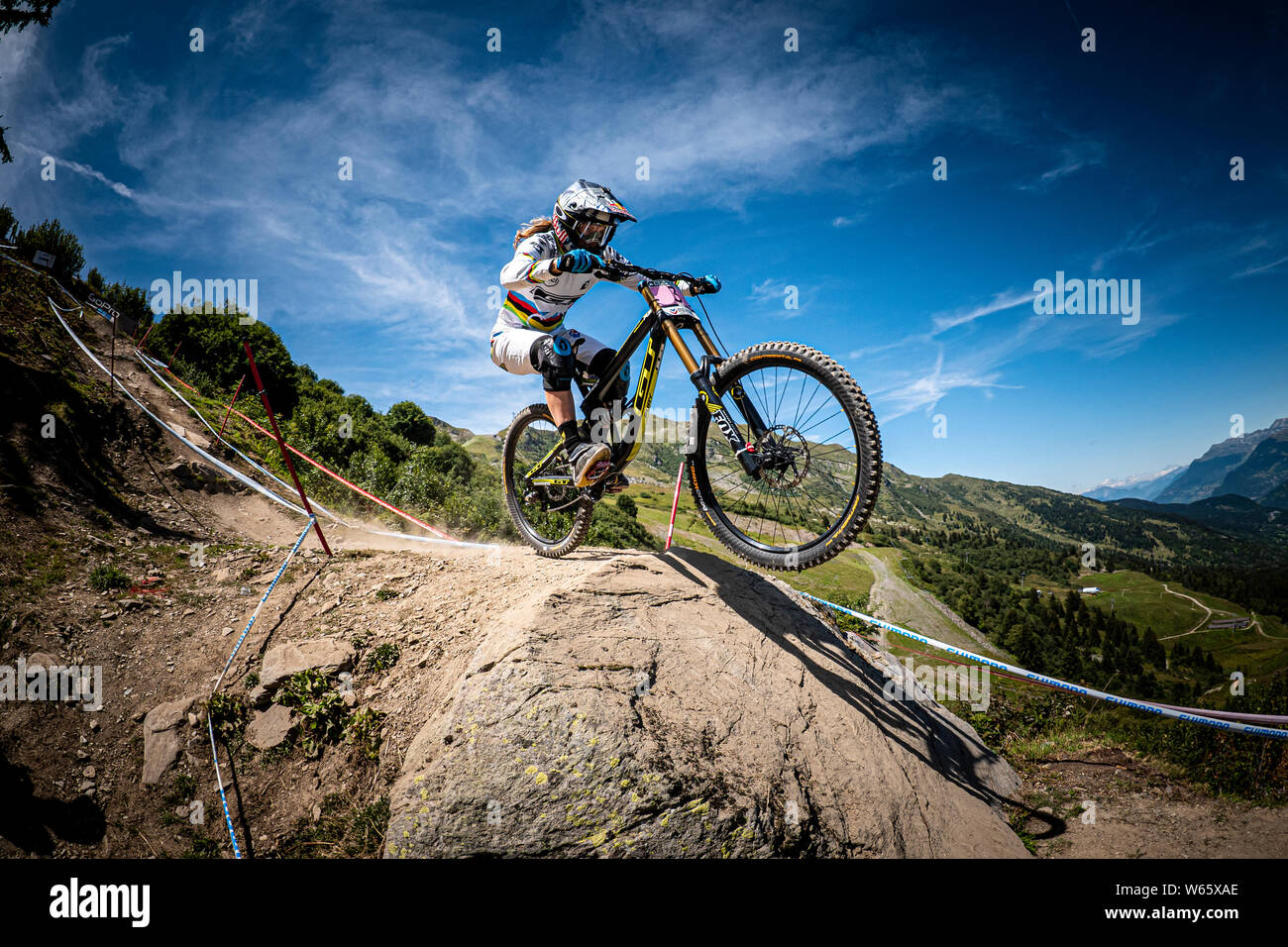 AUGUST 22, 2014 - Meribel, Frankreich. Rachel Atherton (GBR) Racing an der UCI Mountainbike Downhill World Cup. Tragen Welt Champiion Rainbow Jersey. Stockfoto