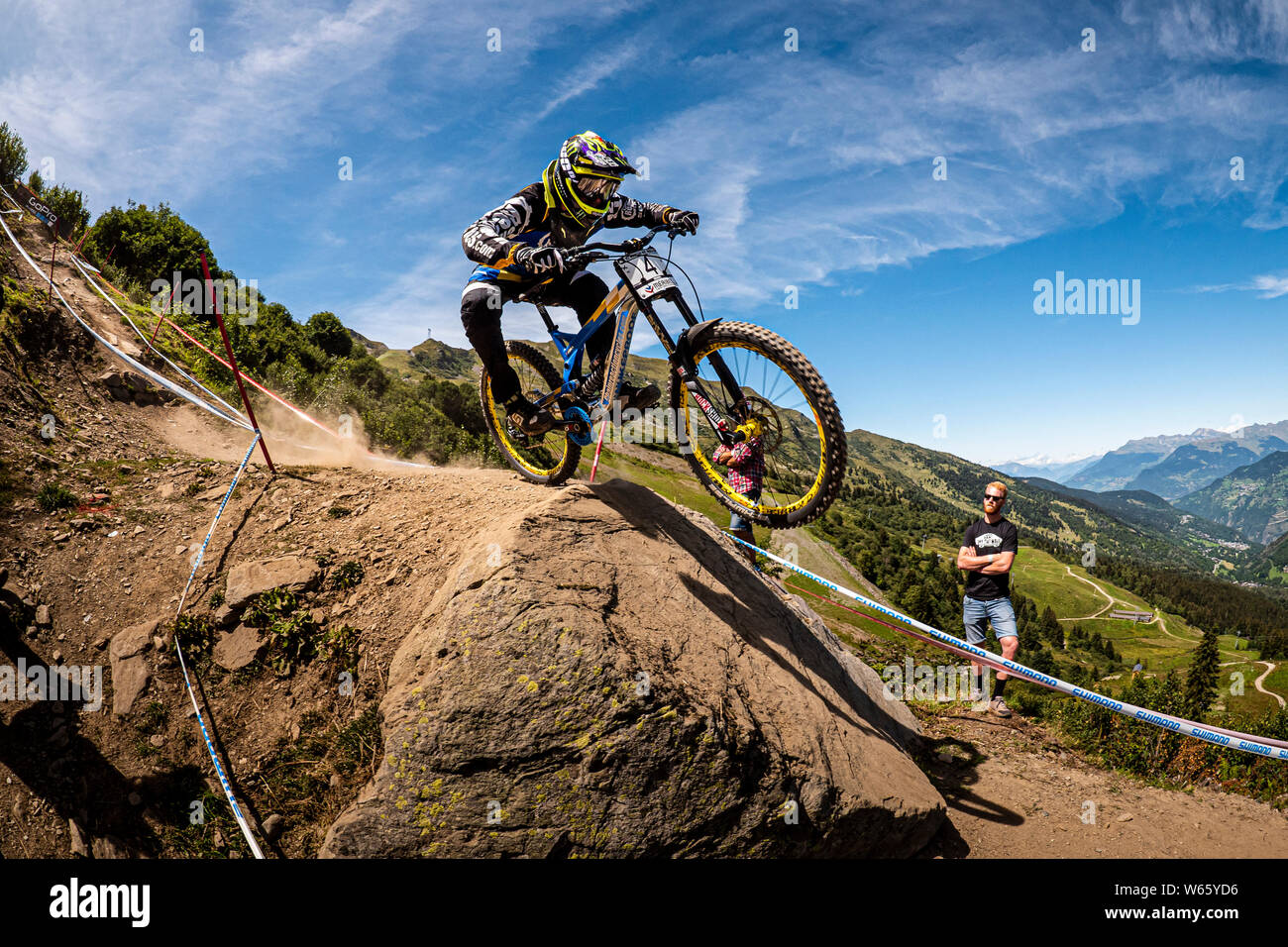 AUGUST 22, 2014 - Meribel, Frankreich. Sam Hill (AUS) Racing über einen großen Felsblock an der UCI Mountainbike Downhill World Cup Stockfoto
