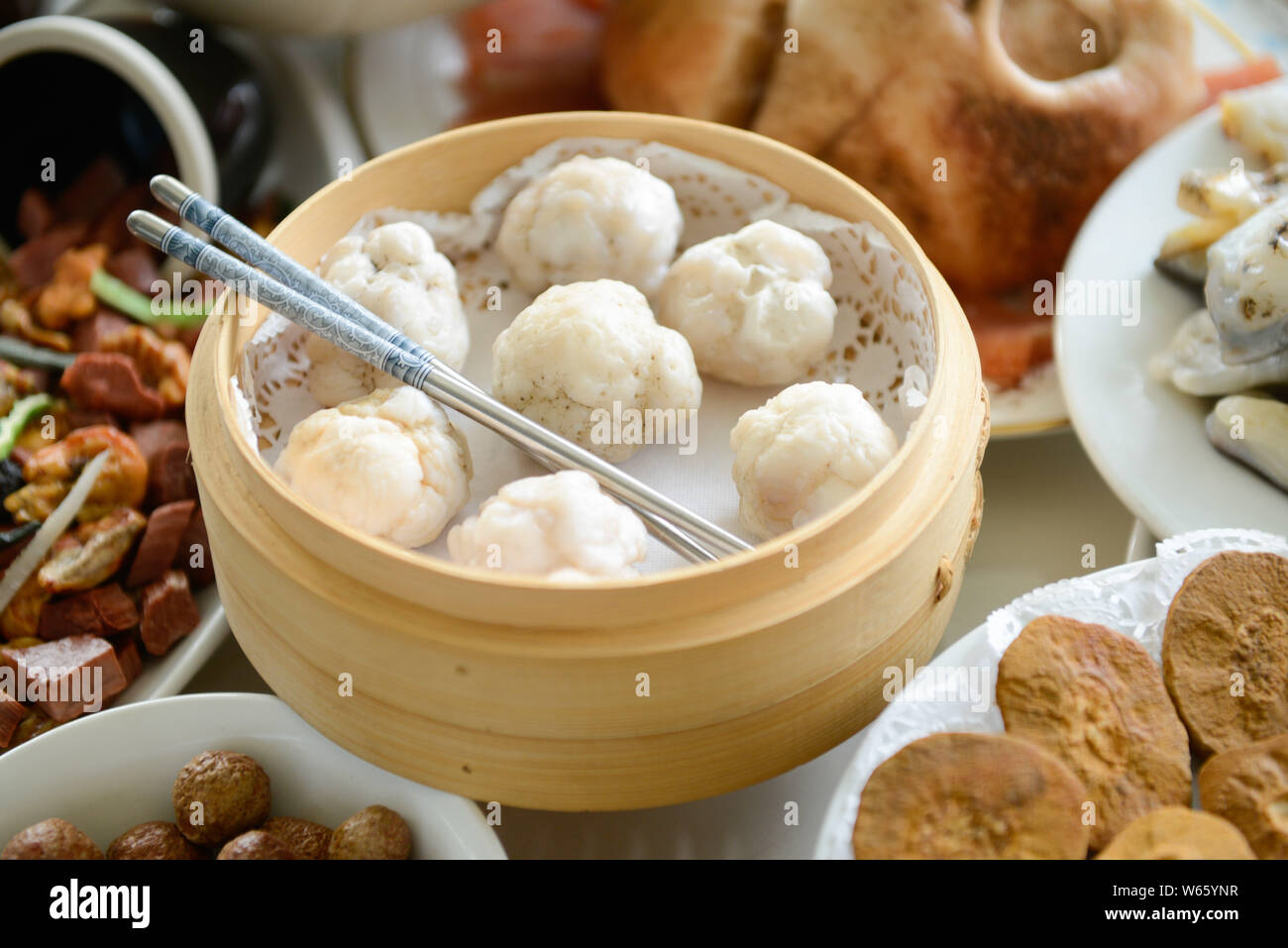 Bunte Steine arrangiert von Chinesischen älterer Mann Yan Baosheng ähnlich gedämpft xiaolongbao sind in einem traditionellen Dampfaufsatz in Taiyuan Stockfoto