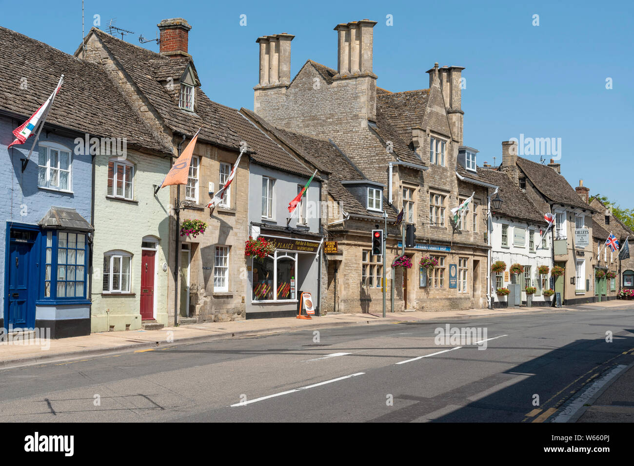 Lechlade, Gloucestershire, England, UK, die High Street in Lechlade an der Themse eine kleine Marktstadt am Rand der Cotswolds. Stockfoto