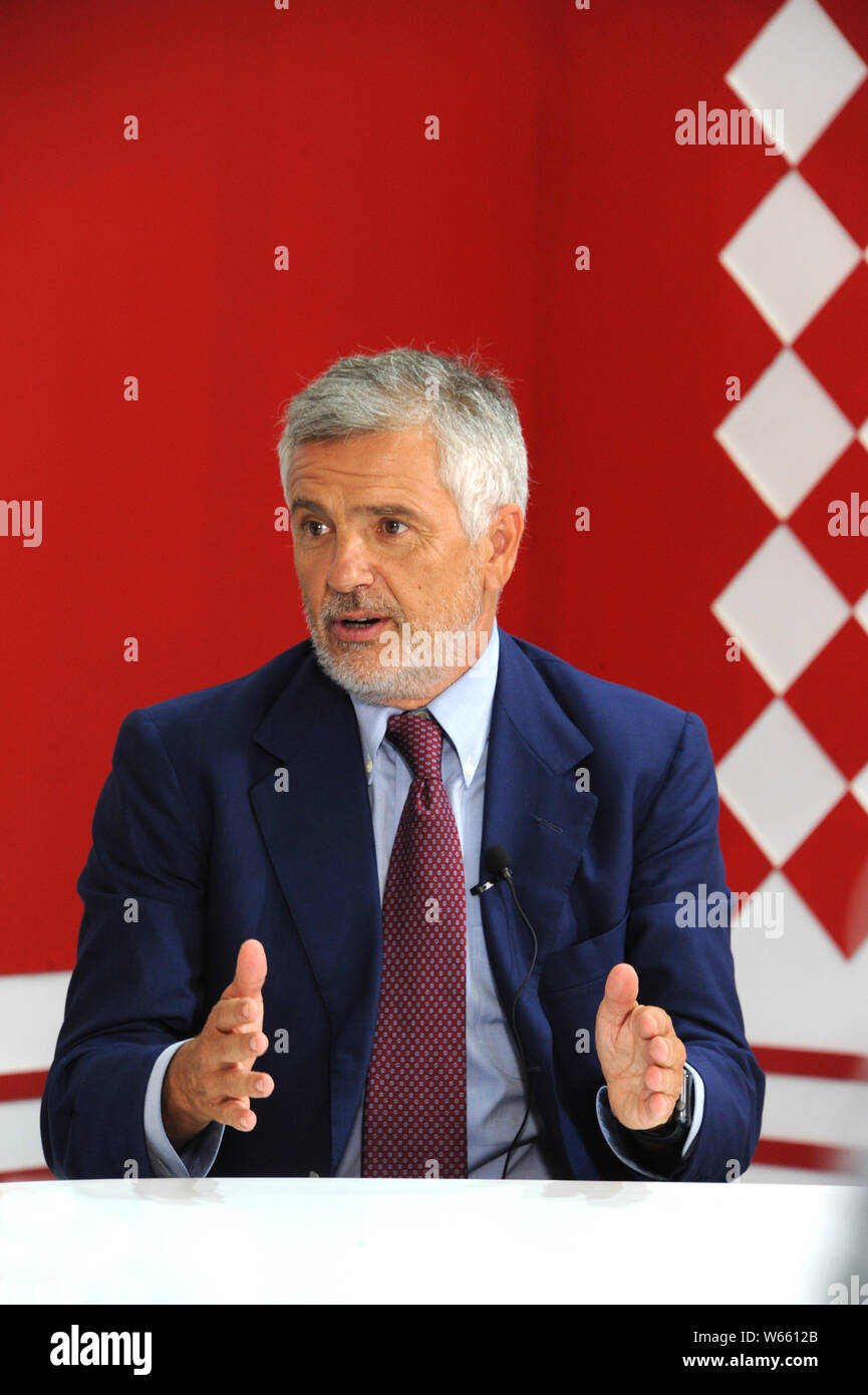 Juan Antonio Samaranch Jr. Vizepräsident des Internationalen Olympischen Komitees (IOC), ist nach dem Start Zeremonie der Beijing 2022 Partn interviewt Stockfoto