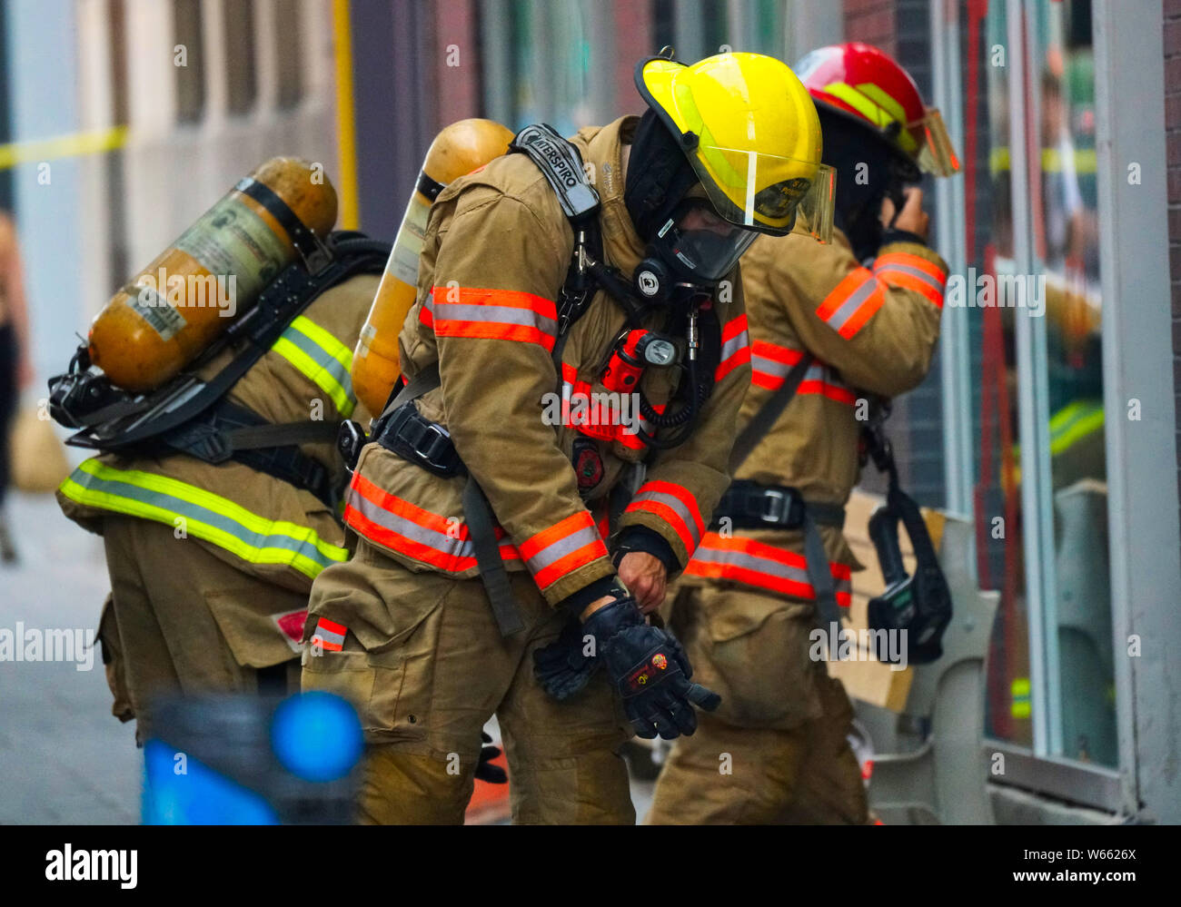 Montreal, Quebec, Kanada, Juli 30,2019. Feuerwehrleute bis auf ein Gebäude zu betreten.. Montreal, Quebec, Kanada. Credit: Mario Beauregard/Alamy Nachrichten Stockfoto