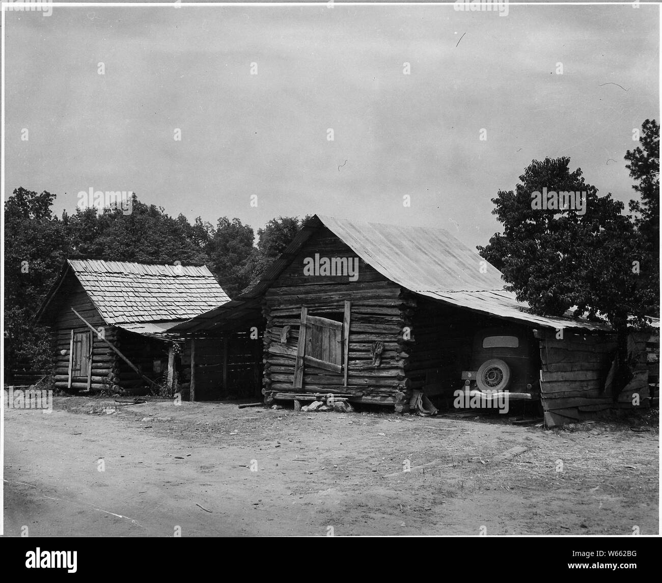 Harmonie der Gemeinschaft, Putnam County, Georgia... Obwohl die Heimat der weißen Betreiber reichen von Hütten. . .; Umfang und Inhalt: Die Bildunterschrift lautet wie folgt: Harmonie der Gemeinschaft, Putnam County, Georgia... Obwohl die Heimat der weißen Betreiber von Baracken zu angenehmen, gut eingerichtete Häuser Auswahl, der Service Gebäude (mit Ausnahme der Molkerei Scheunen) sind so ziemlich überall die gleichen. Sie sind fast alle Fadenscheinigen und in sehr schlechtem Zustand. Auf inhabergeführte Betriebe, Geld, wenn es um Geld geht in Dairy Gebäude und Ausrüstung. Stockfoto