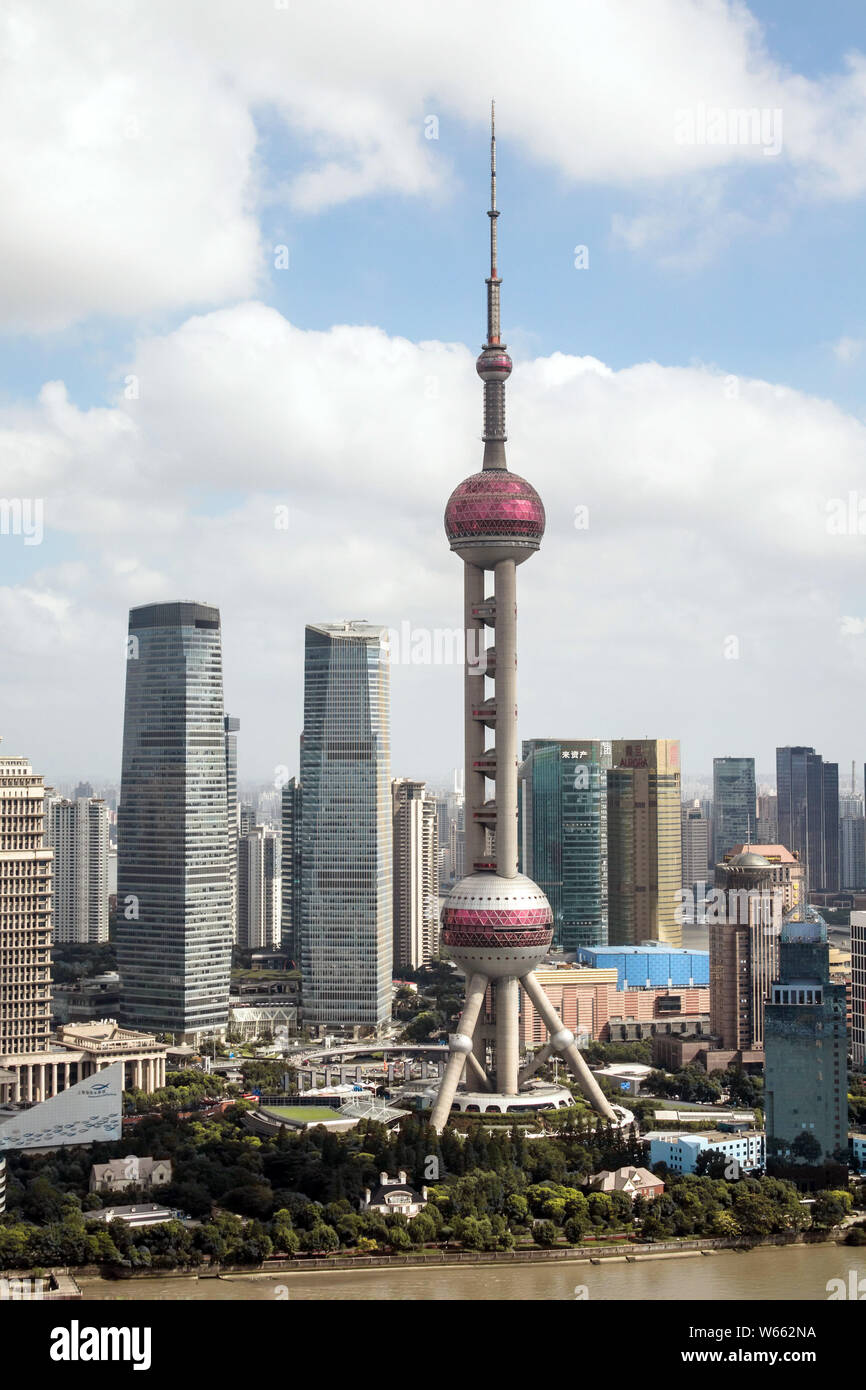 ---- Stadtbild der Lujiazui Financial District mit den Oriental Pearl TV Tower, die IFC Towers und anderen Wolkenkratzer und Hochhäuser Stockfoto