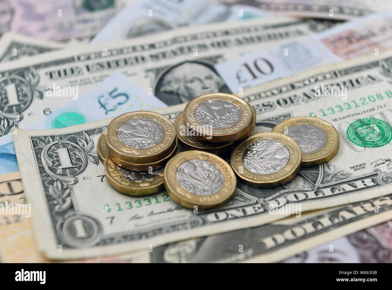 United States Dollar Scheine in Pfund Sterling Münzen und Banknoten. Stockfoto