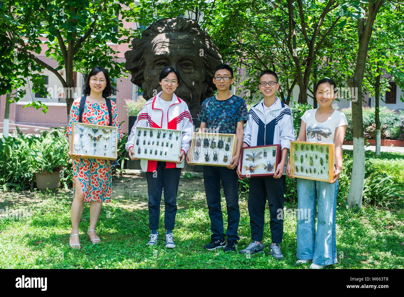 - - Datei --16-jährige Chinese Xiong Haoyang, zweite rechts, Posen für Fotos mit Insekt Proben gesammelt und durch sich selbst gemacht an einer Schule in Cheng Stockfoto