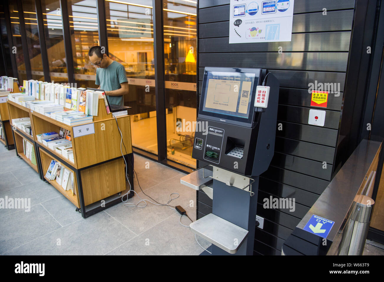 Blick auf eine Maschine, mit der Kunden ihre Einkäufe durch Scannen des Barcodes auf der Bücher, die sich in der Stadt zuerst und Ch pay Stockfoto