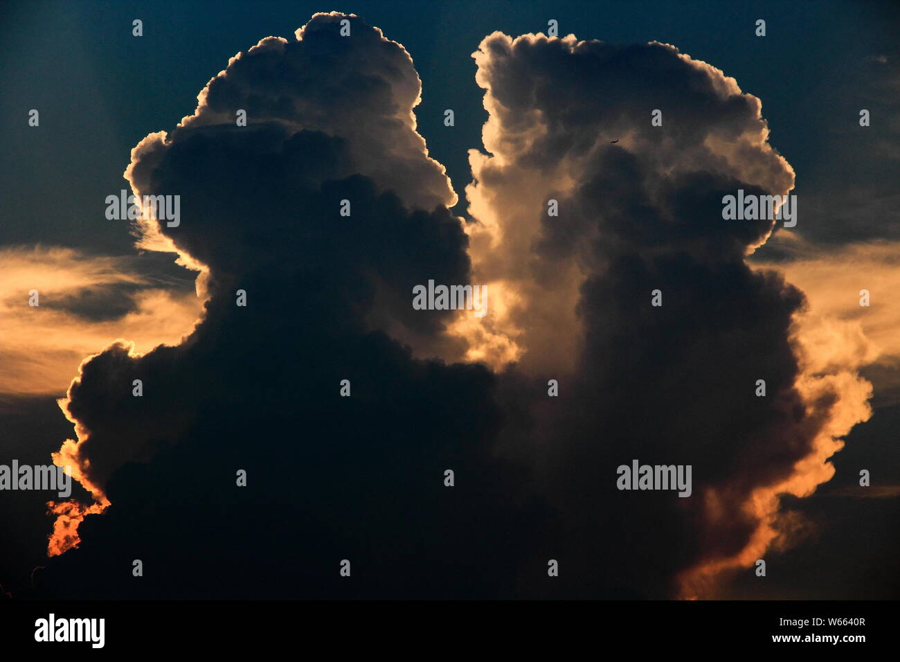 Tow Wolken in menschlichen Formen 'Kiss' einander über den Himmel in der Abenddämmerung in Port Louis City, der ostchinesischen Provinz Zhejiang, 28. Juli 2018. Zwei Wolken in Huma Stockfoto