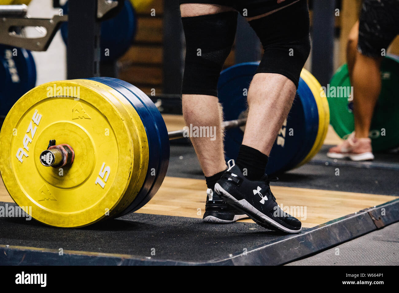 Männliche Konkurrenten an der Universität von Leeds Powerlifting bei Implexus Turnhalle treffen. Stockfoto