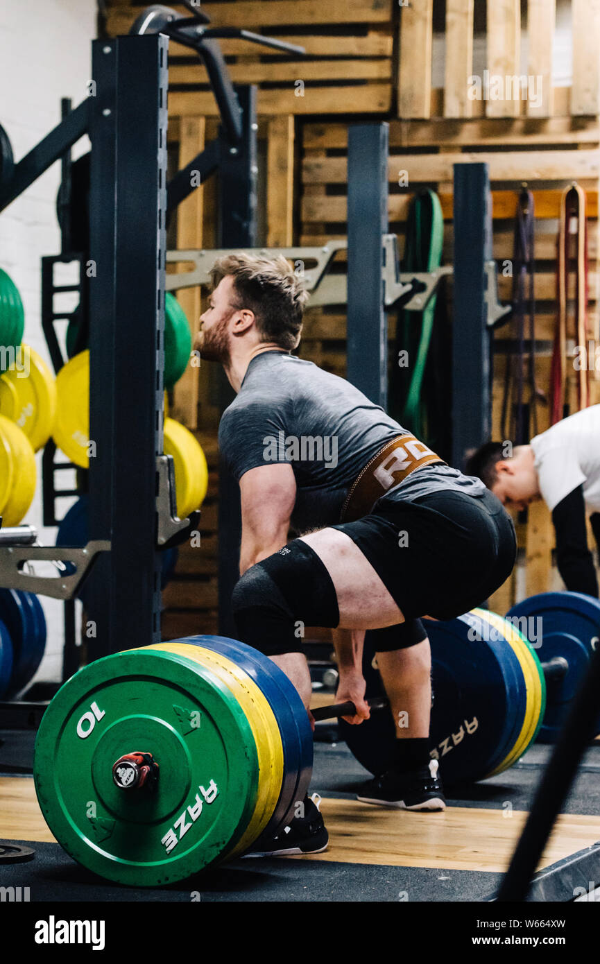 Männliche Konkurrenten an der Universität von Leeds Powerlifting bei Implexus Turnhalle treffen. Stockfoto