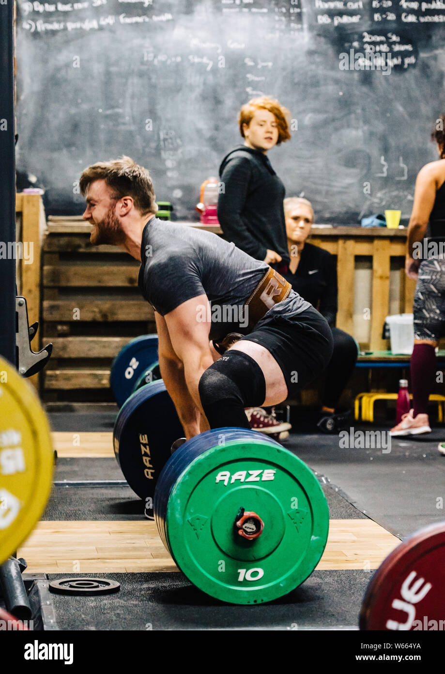 Männliche Konkurrenten an der Universität von Leeds Powerlifting bei Implexus Turnhalle treffen. Stockfoto