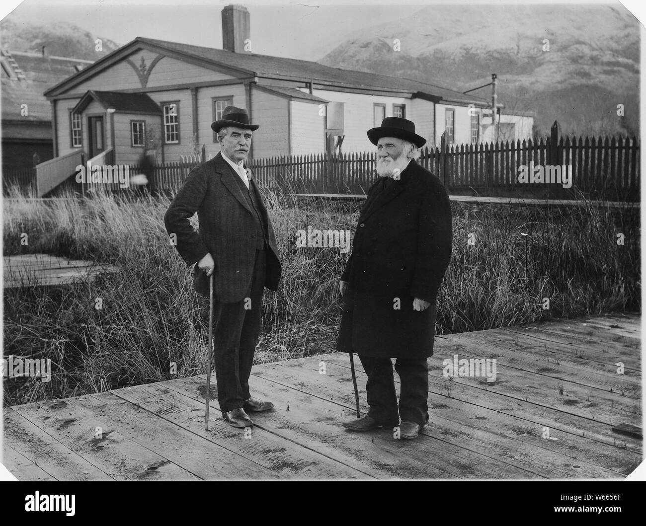Henry S. Wellcome und William Duncan vor Duncan's Residence, Metlakahtla, Alaska. Wahrscheinlich während Wellcome 1916-17 Besuch Metlakahtla. Stockfoto