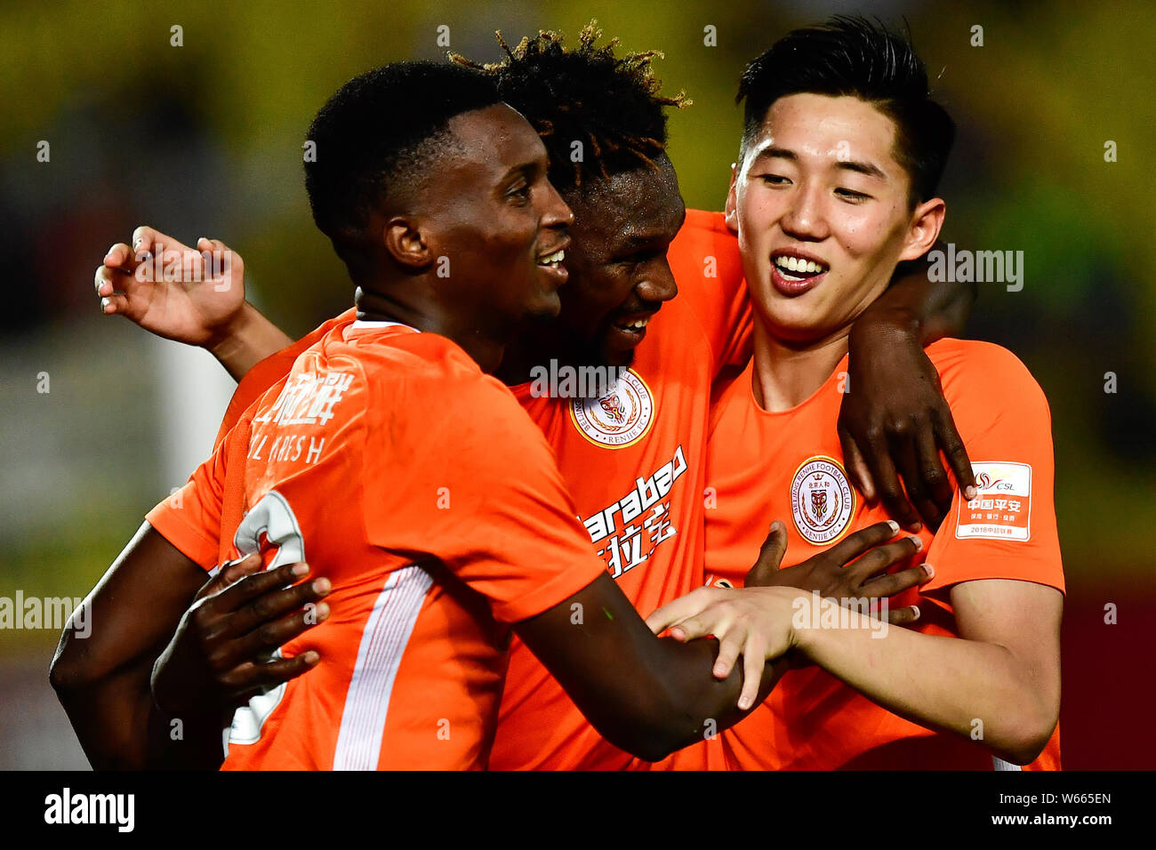 (Von links) kamerunischer Fußballspieler Benjamin Moukandjo, senegalesischer Fußballspieler Makhete Diop und Cao Yongjing von Peking Renhe feiern, nachdem Stockfoto