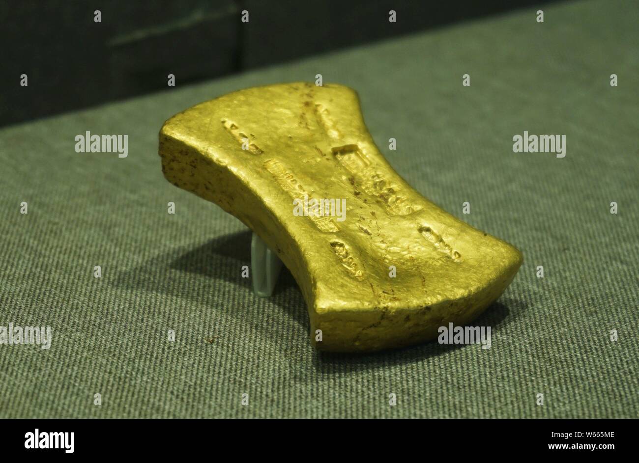 ---- Ein Goldbarren aus der Südlichen Song-Dynastie (1127 ¨C 1279) versteigert zu einem hohen Preis von $ 1.725 Millionen Yuan (258,640) ist während der XILING Y angezeigt Stockfoto