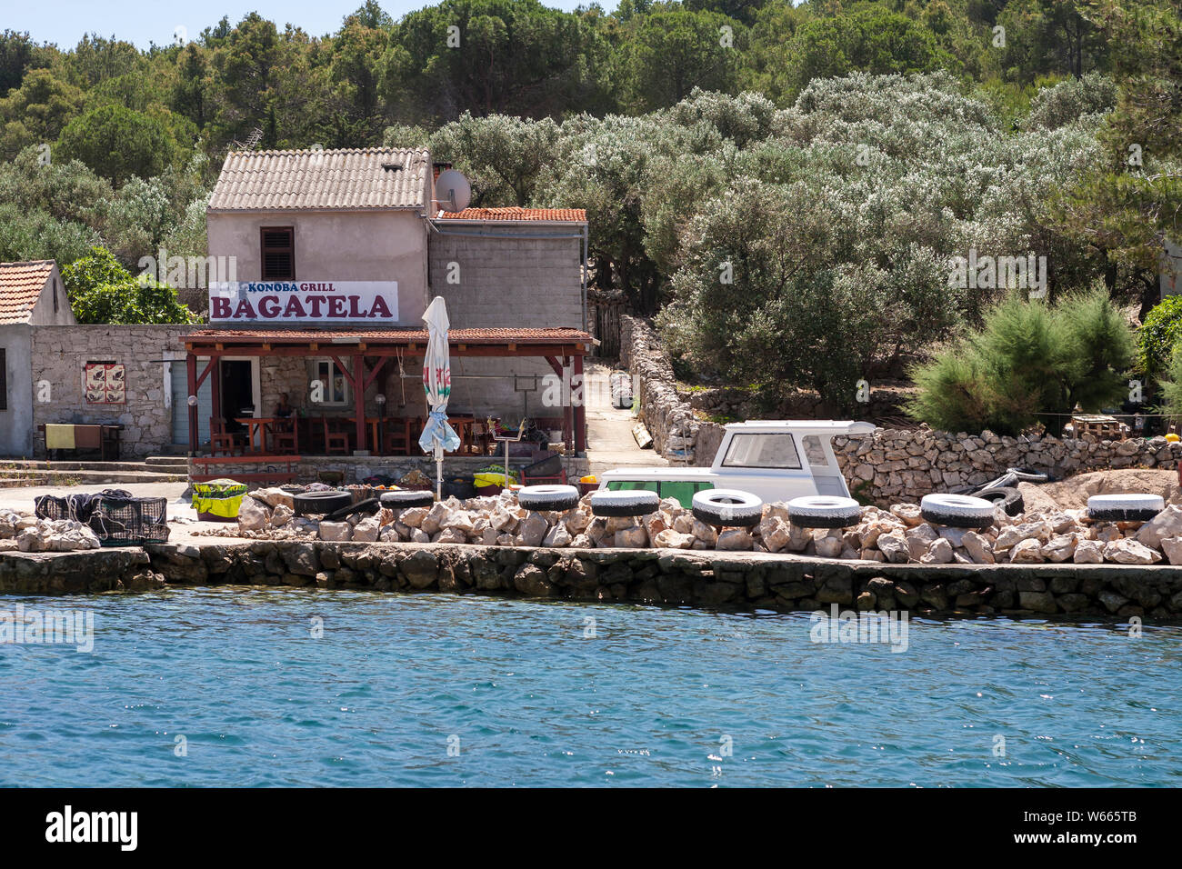 Ein kleines Restaurant auf Prolaz Proversa Mala, der Meerenge zwischen der Insel Dugi Otok und Otok Katina in der Archipeligo Zadar, Kroatien Stockfoto