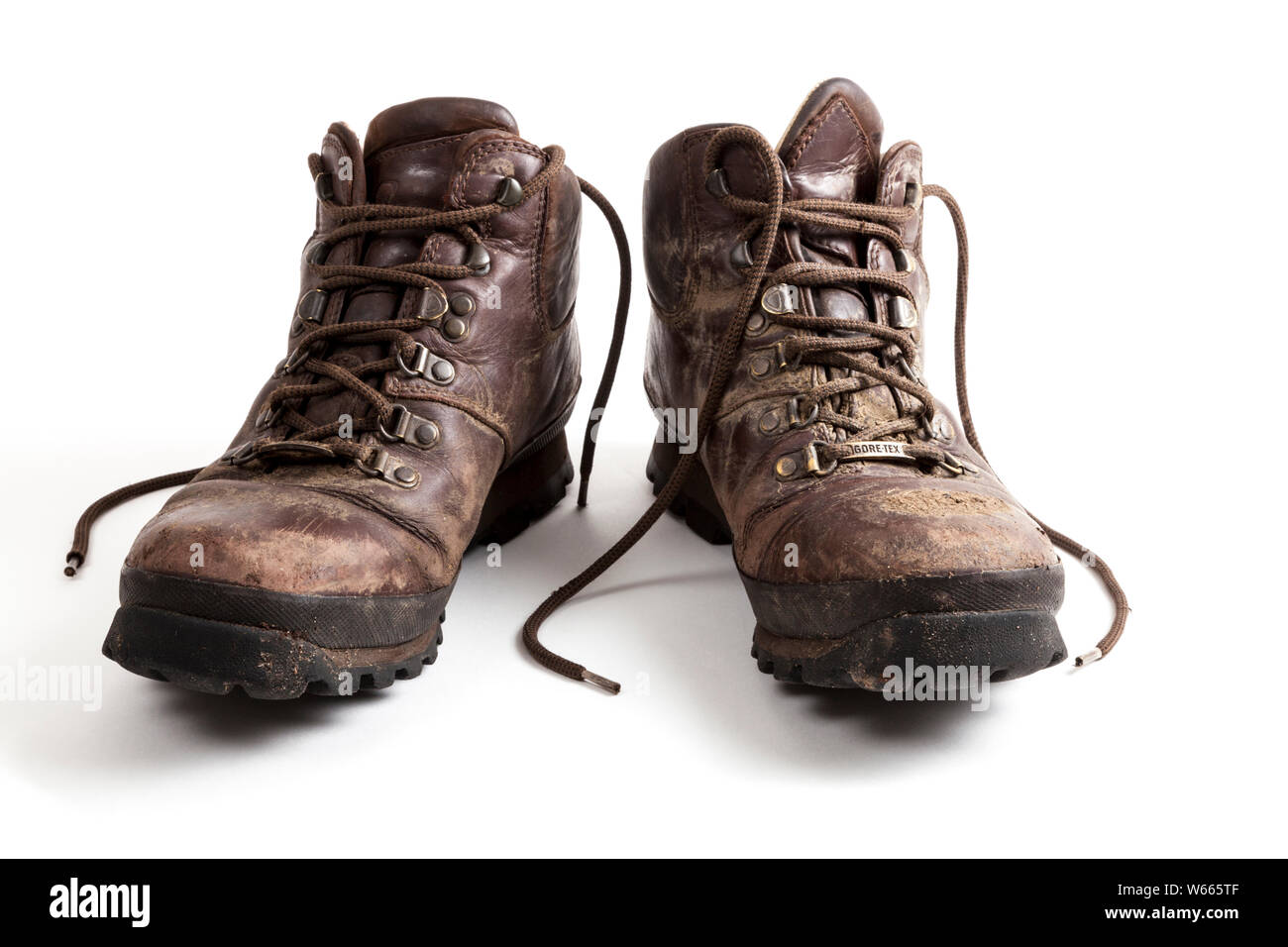 Ein auch Paar alte schlammigen Leder Wanderschuhe auf weißem Hintergrund Stockfoto