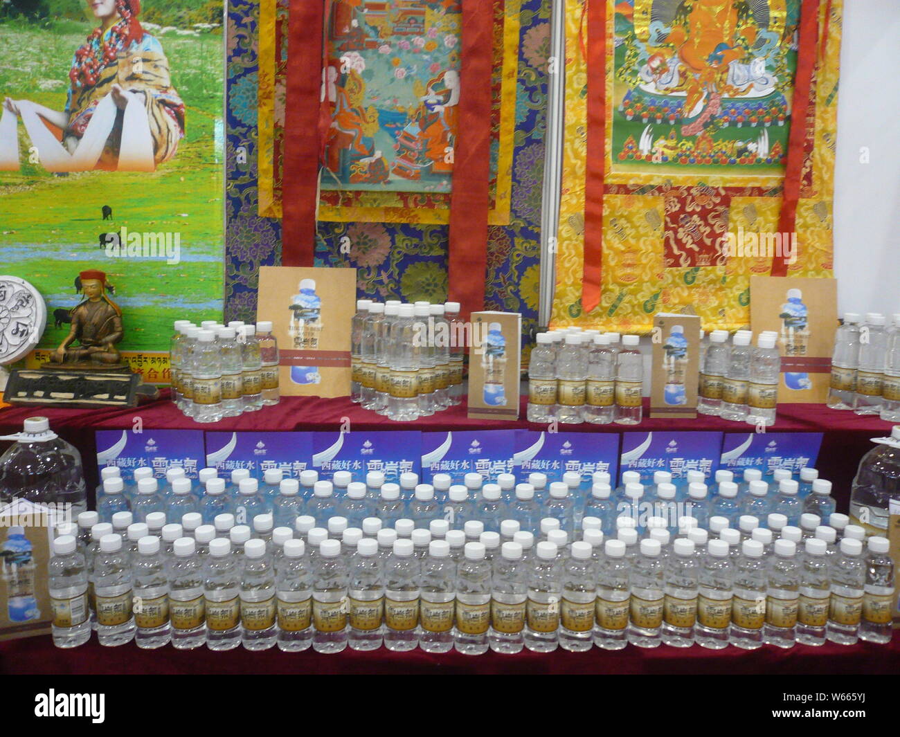 ------ Flaschen Mineralwasser sind auf dem Stand von Tibet 5100 Wasserressourcen Betriebe während einer Ausstellung in Chengdu City angezeigt, im Südwesten von Chi Stockfoto