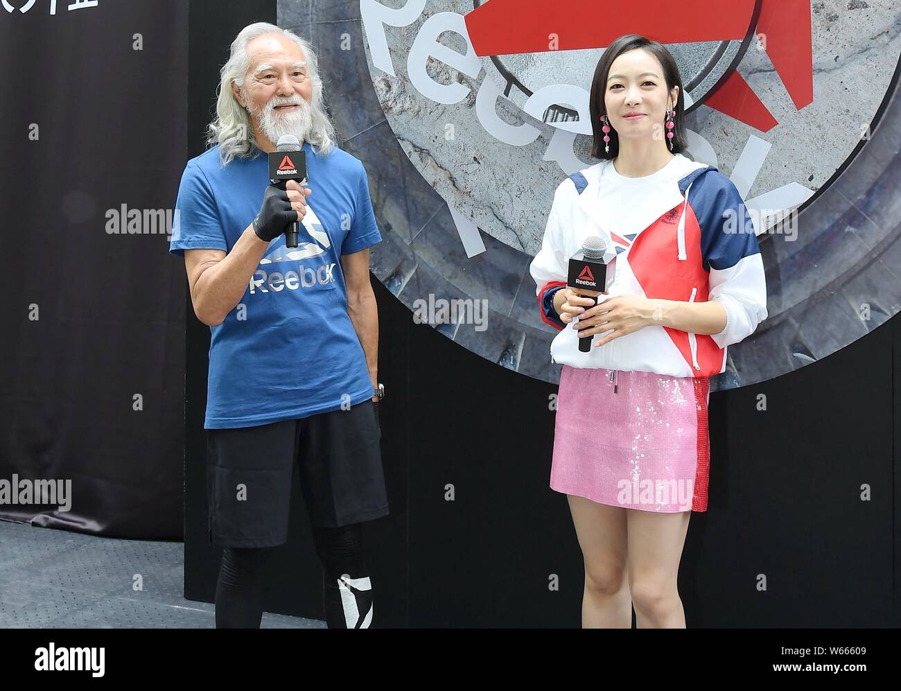 Chinesische Sängerin und Schauspielerin Victoria Song oder Song Qian, rechts, und der 82-jährige chinesische Modell Wang Deshun eine Werbeveranstaltung für "Reebok" in Sha teilnehmen Stockfoto