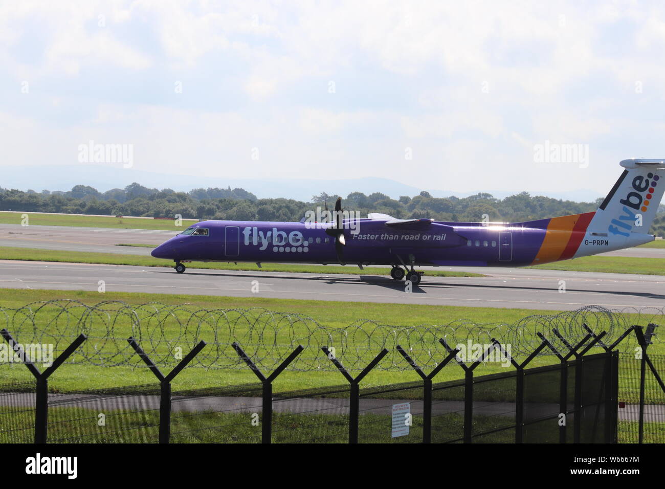 A De Havilland DHC-8 Dash8 Landung am Flughafen Manchester Credit : Mike Clarke / Alamy Stock Photos Stockfoto