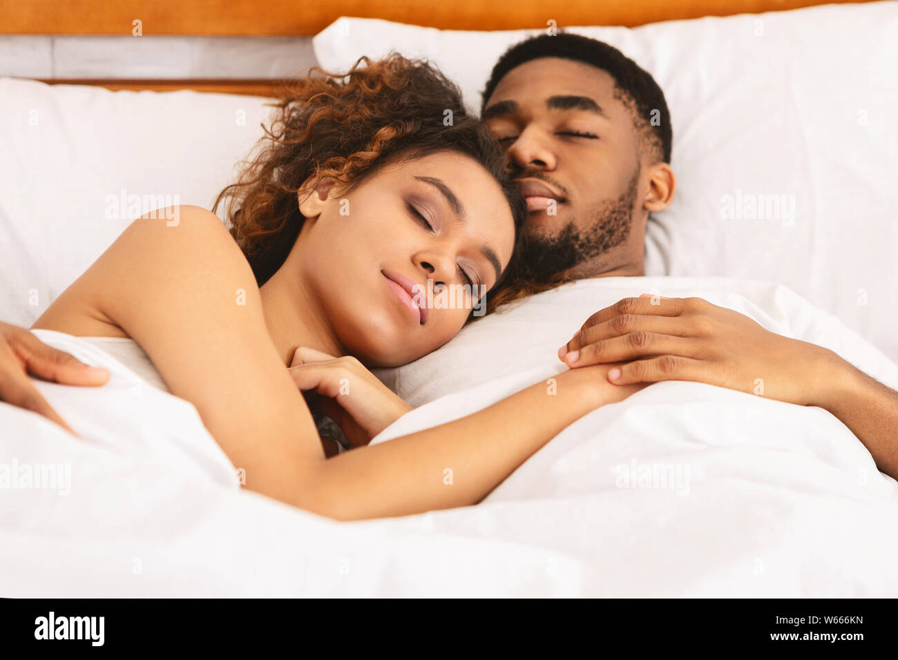 Liebespaar im Bett schlafen und umarmen Stockfotografie - Alamy