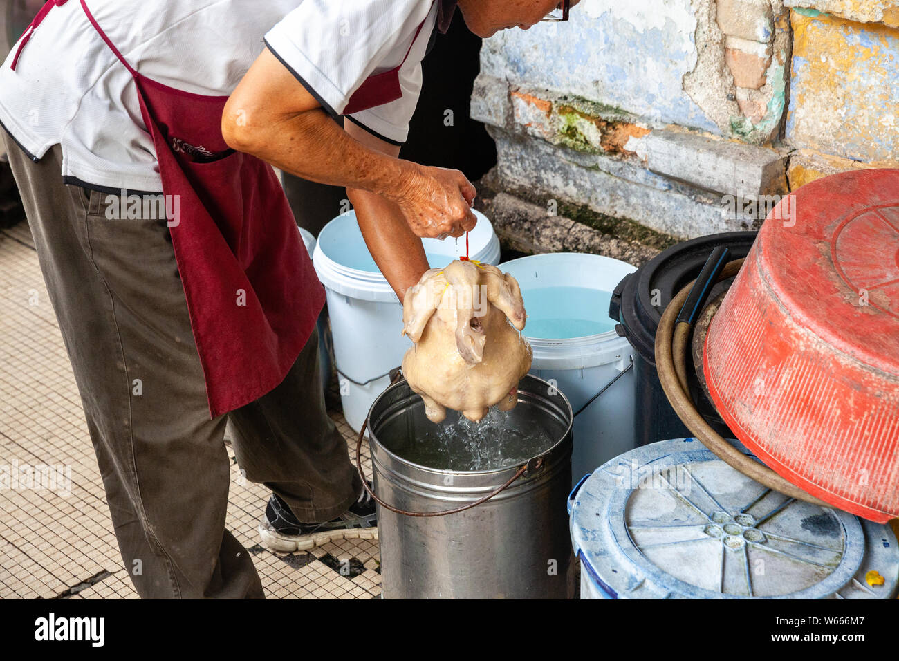 IPOH, MALAYSIA - Dezember 11: Mann kocht Huhn auf der Straße von Ipoh am 11 Dezember, 2018 in Ipoh, Malaysia. Stockfoto