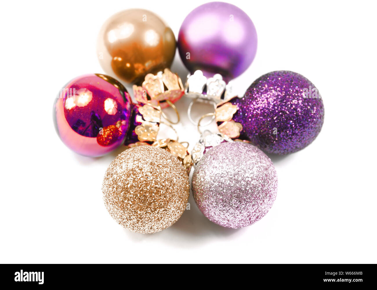 Weihnachtskugeln auf weißem Hintergrund Stockfoto