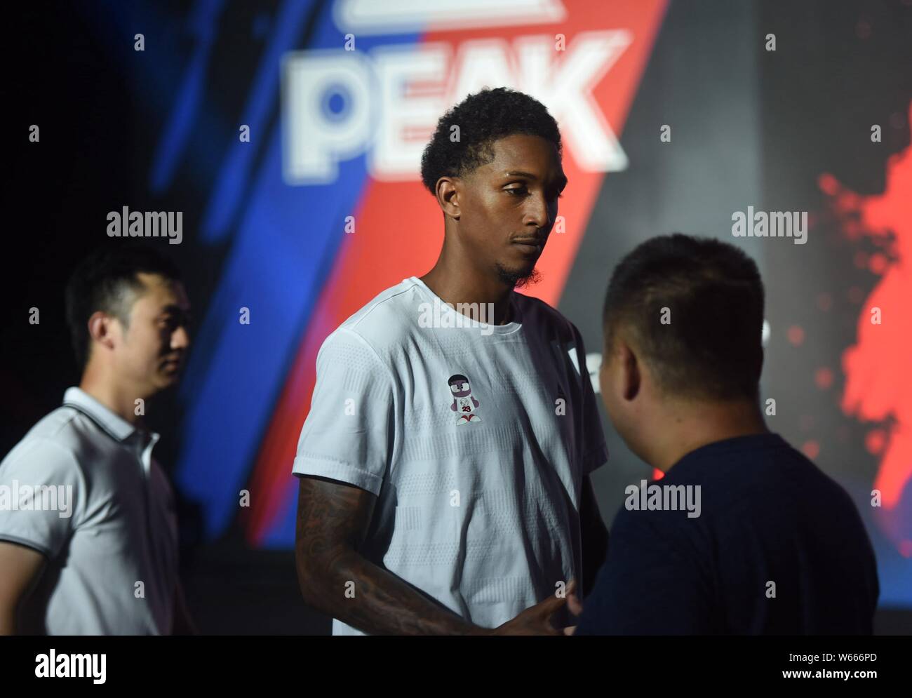 NBA Basketball player Louis Williams der Los Angeles Clippers basketball Jugend Ausbildung Tätigkeit in Hangzhou City besucht, der East China Zhejiang prov Stockfoto