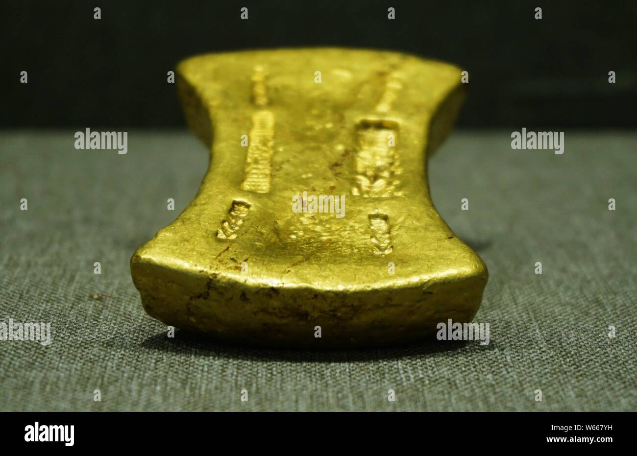 ---- Ein Goldbarren aus der Südlichen Song-Dynastie (1127 ¨C 1279) versteigert zu einem hohen Preis von $ 1.725 Millionen Yuan (258,640) ist während der XILING Y angezeigt Stockfoto