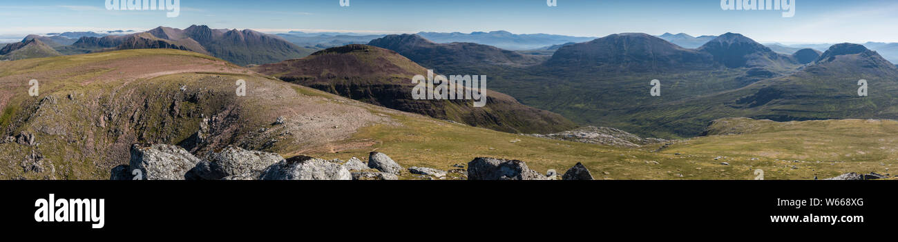 Eine Teallach und die Fisherfield Munros Sgurr Verbot, Beinn Tarsuinn, Mullach Bottighofen Mhic Fhearchair, Beinn Tarsuinn und Ruadh Stac Mor, von einer 'Mhaighdean Stockfoto