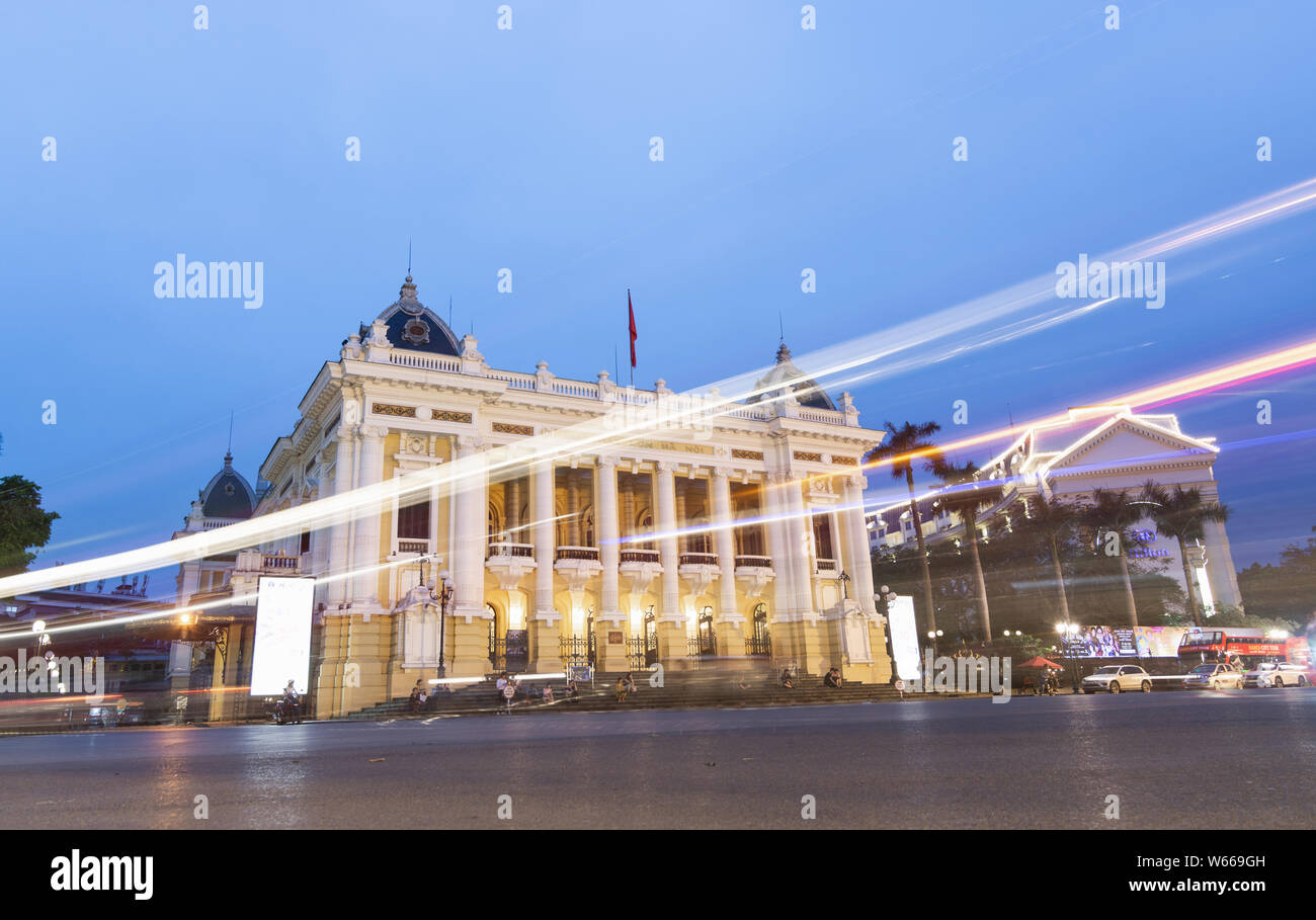 Hanoi, Vietnam - Mai 2019: Abendlicher Blick von City Opera House mit Ampel, Langzeitbelichtung Stockfoto