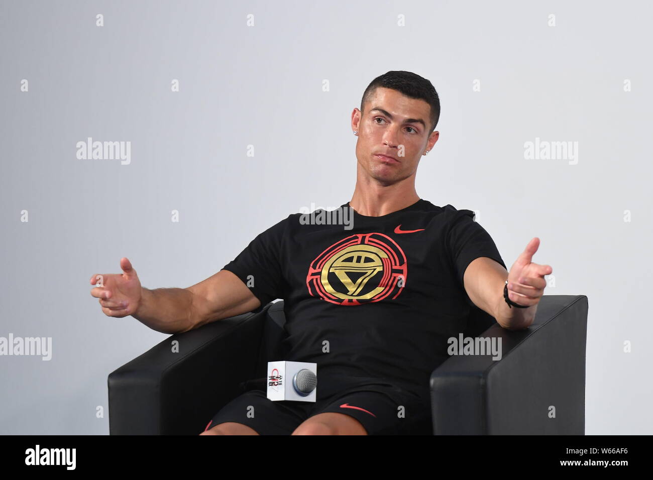 Portugiesische Fußballspieler Cristiano Ronaldo von Juventus Turin FC nimmt an einem Interview während der aktiven Schulen Sport Camp in einer Grundschule in Peking, Stockfoto