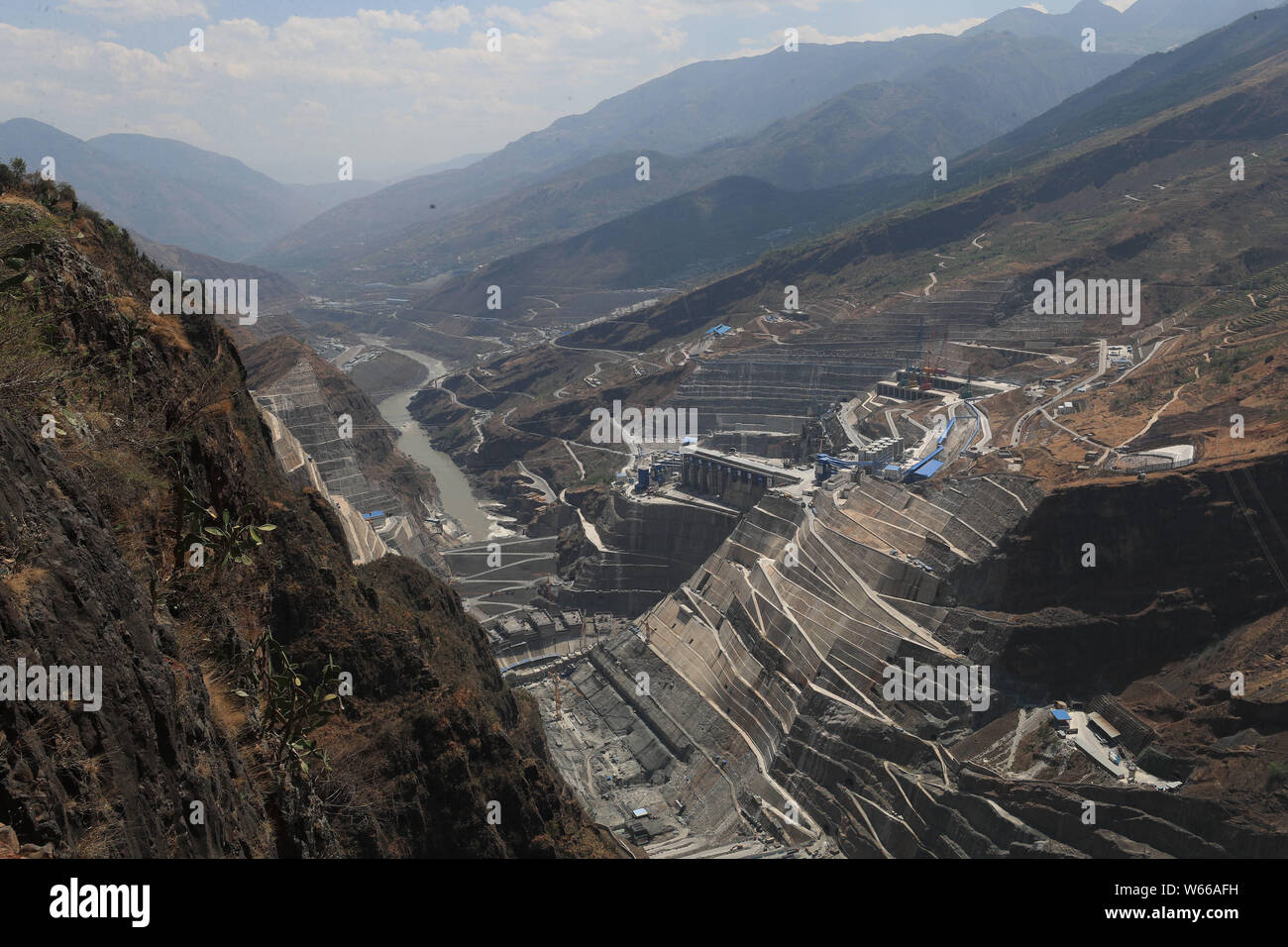 ---- In dieser Luftaufnahme, die Baihetan Wasserkraftwerk, der weltweit zweitgrößte Wasserkraftwerk, ist im Bau in Dazhai Stadt, Qia Stockfoto