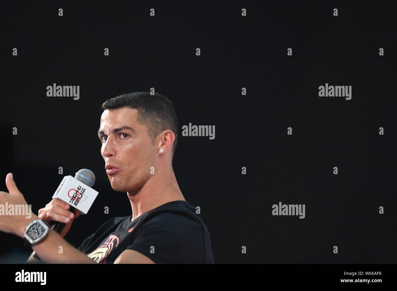 Portugiesische Fußballspieler Cristiano Ronaldo von Juventus Turin FC nimmt an einem Interview während der aktiven Schulen Sport Camp in einer Grundschule in Peking, Stockfoto