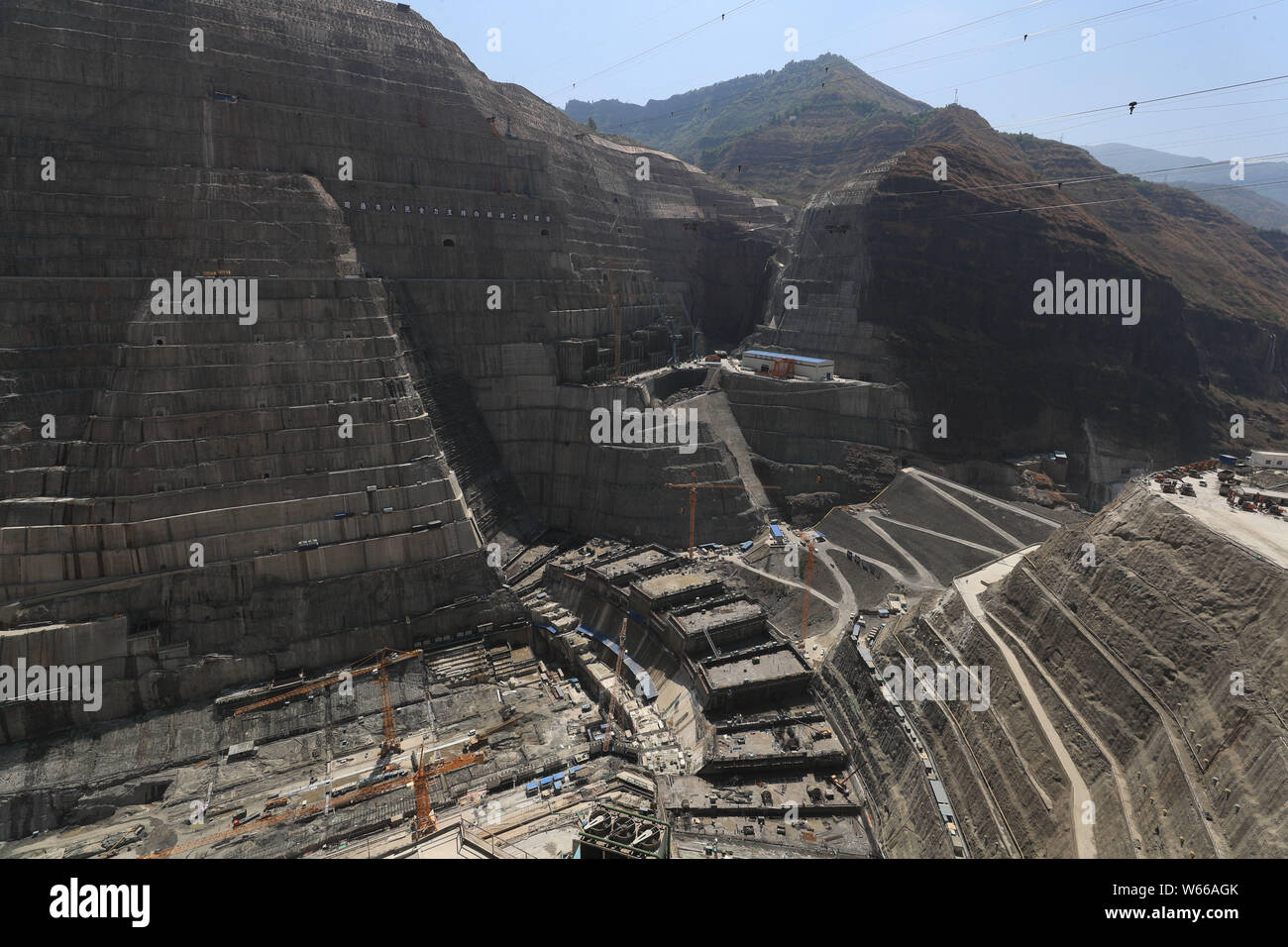 ---- In dieser Luftaufnahme, die Baihetan Wasserkraftwerk, der weltweit zweitgrößte Wasserkraftwerk, ist im Bau in Dazhai Stadt, Qia Stockfoto
