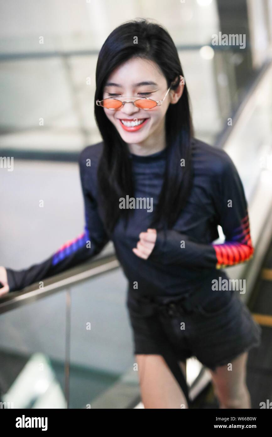 Chinesische Modell Xi Mengyao, besser als Ming Xi bekannt ist, dargestellt an einem Flughafen in Shanghai, China, 2. Juli 2018. Stockfoto