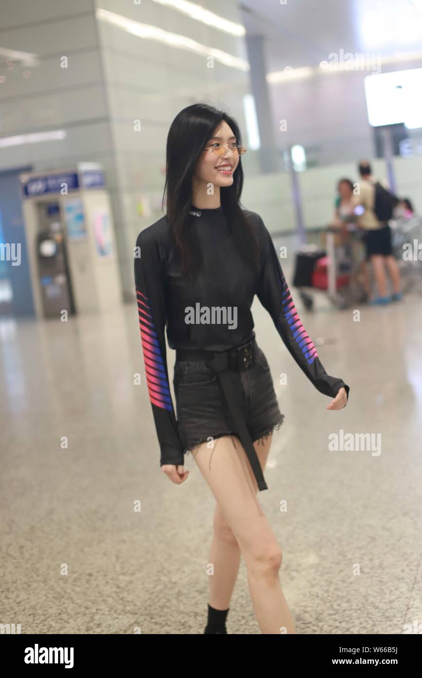 Chinesische Modell Xi Mengyao, besser als Ming Xi bekannt ist, dargestellt an einem Flughafen in Shanghai, China, 2. Juli 2018. Stockfoto