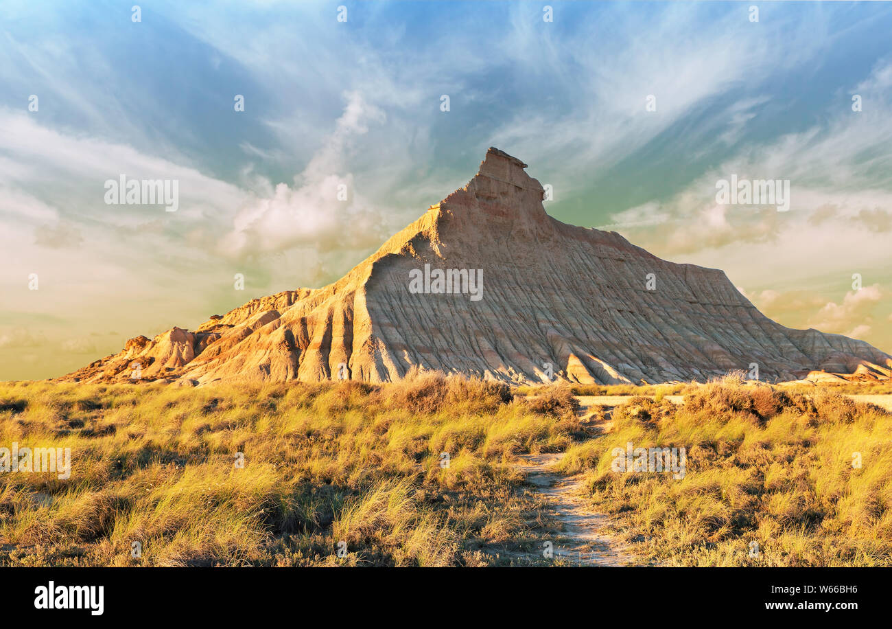 Schöne Bardenas Kastildeterra in der Wüste bei Sonnenuntergang Spanien Stockfoto