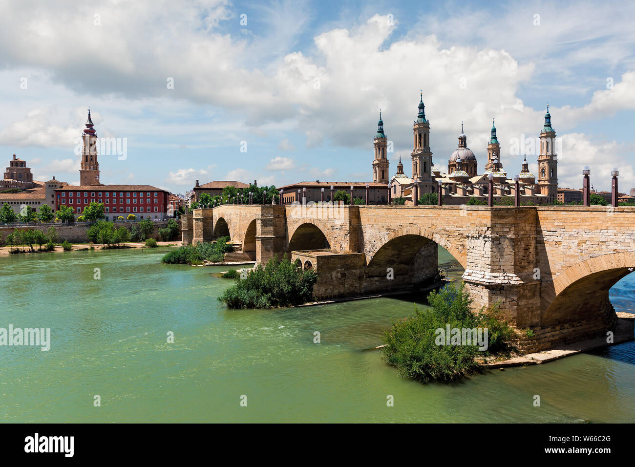 Alte römische Brücke in Zaragoza, Spanien Stockfoto