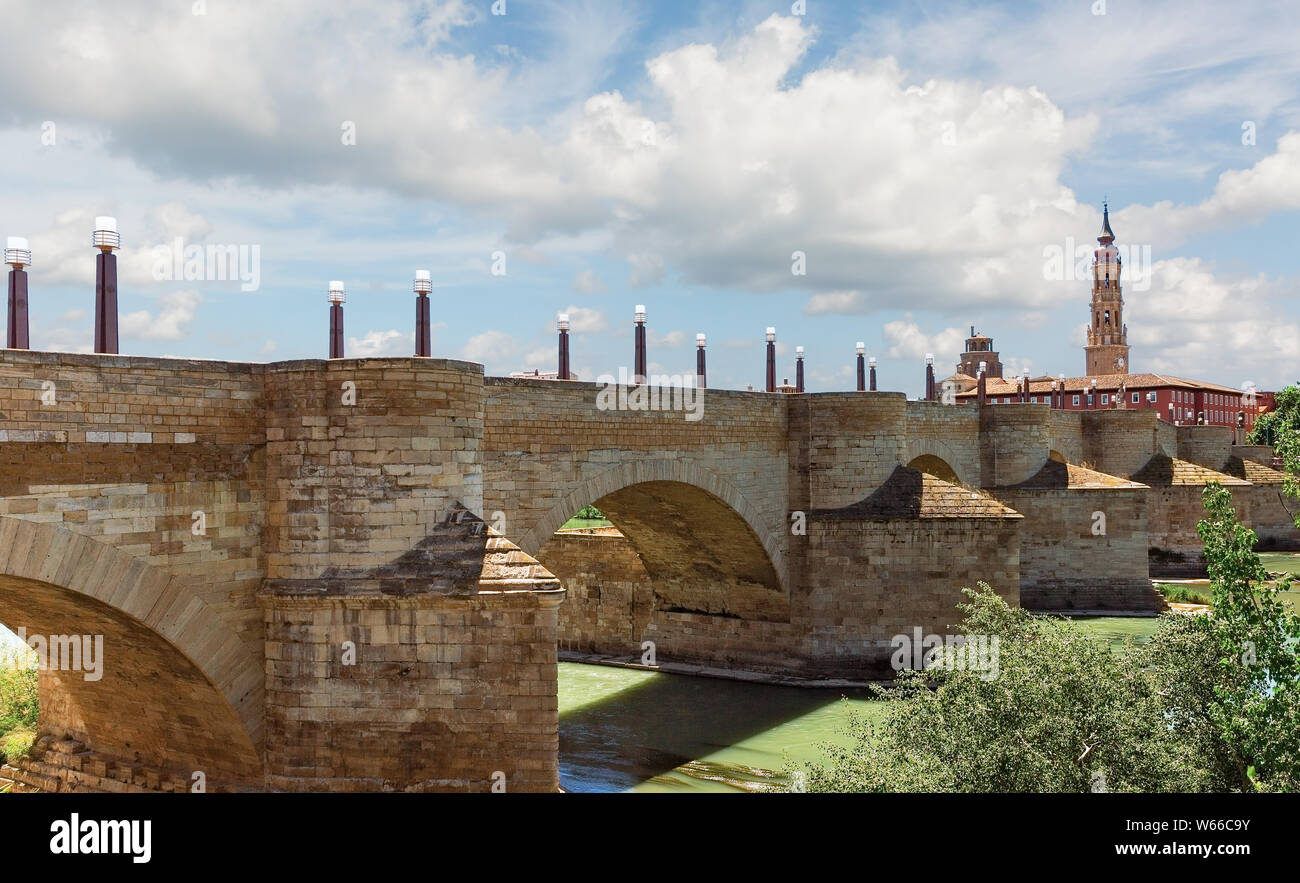 Alte römische Brücke in Zaragoza, Spanien Stockfoto