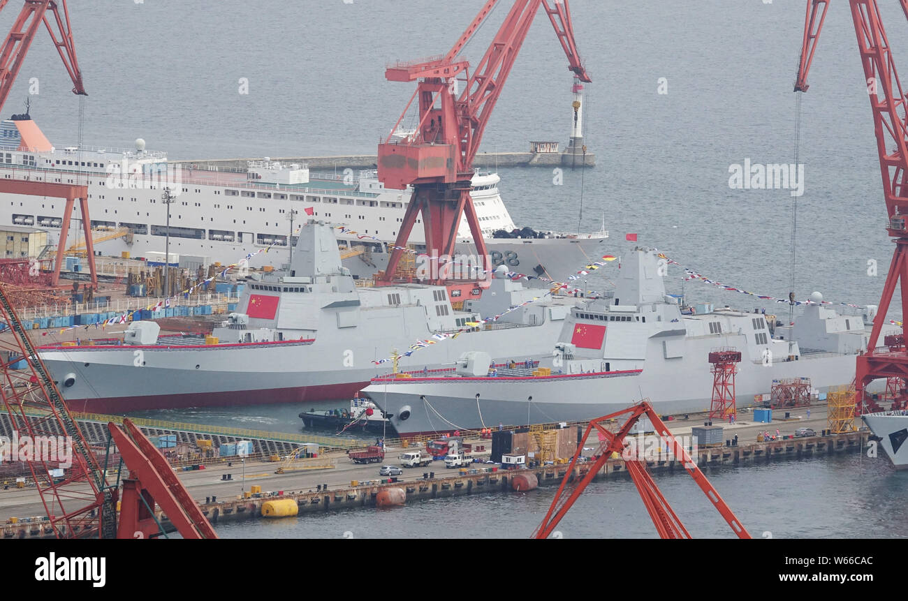 Zwei Typ 055 geführt - Flugzerstörer Wasser auf der Werft von Dalian Shipbuilding Industry Co., Ltd. mit Sitz in Dalian, Provinz Liaoning im Nordosten Chinas Stockfoto