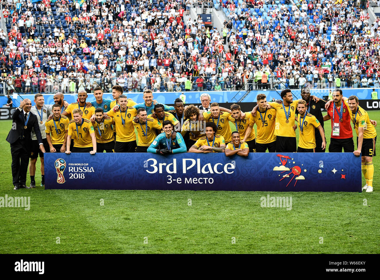 Head Coach Roberto Martinez, Links, und seine Spieler von Belgien feiern, nachdem sie England in ihren dritten Platz gleichen besiegt während der 2018 FIFA nicht Stockfoto