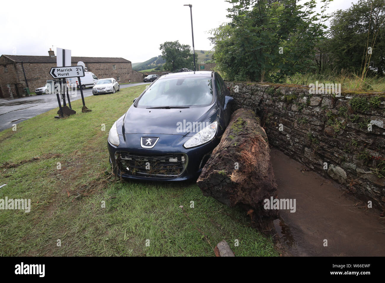 Ein Auto, das die Straße hinunter durch das Hochwasser in Grinton, North Yorkshire push wurde, nachdem Teile der Region hatte bis zu 82,2 mm Regen in 24 Stunden am Dienstag. Stockfoto