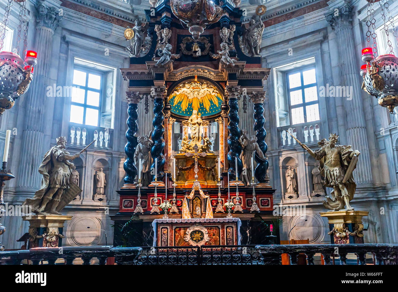COMO, ITALIEN, Juni 06, 2019: architektonischen Dekoren und Fresken des Duomo, Juni 06, 2019, Como, Italien Stockfoto