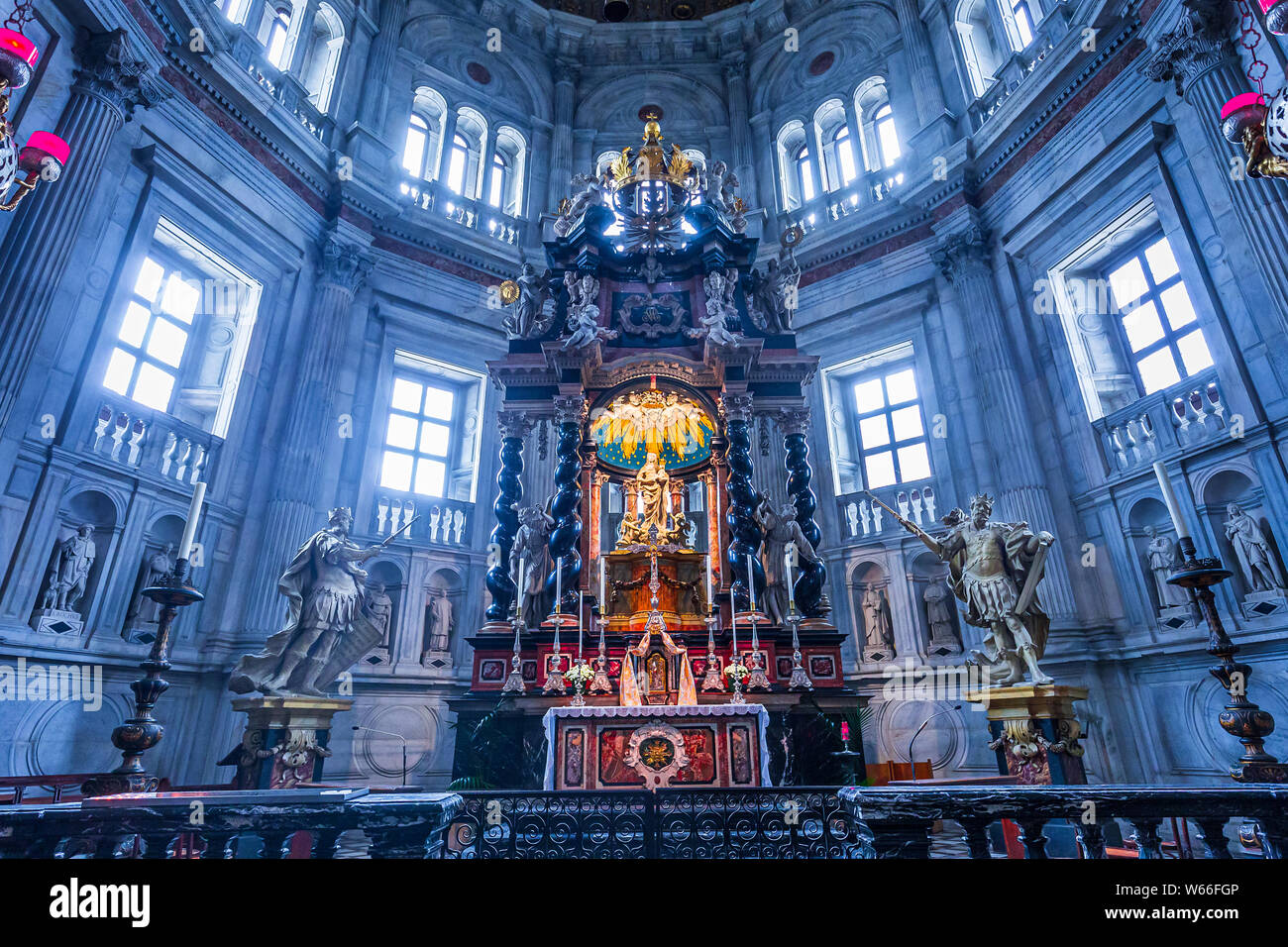 COMO, ITALIEN, Juni 06, 2019: architektonischen Dekoren und Fresken des Duomo, Juni 06, 2019, Como, Italien Stockfoto