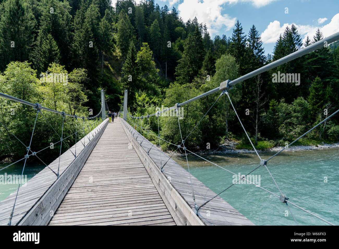 Trin, GR/Schweiz - 30. Juli 2019: Touristen auf der Hängebrücke über den Rhein in die Ruinaulta Schlucht in den Schweizer Alpen Stockfoto