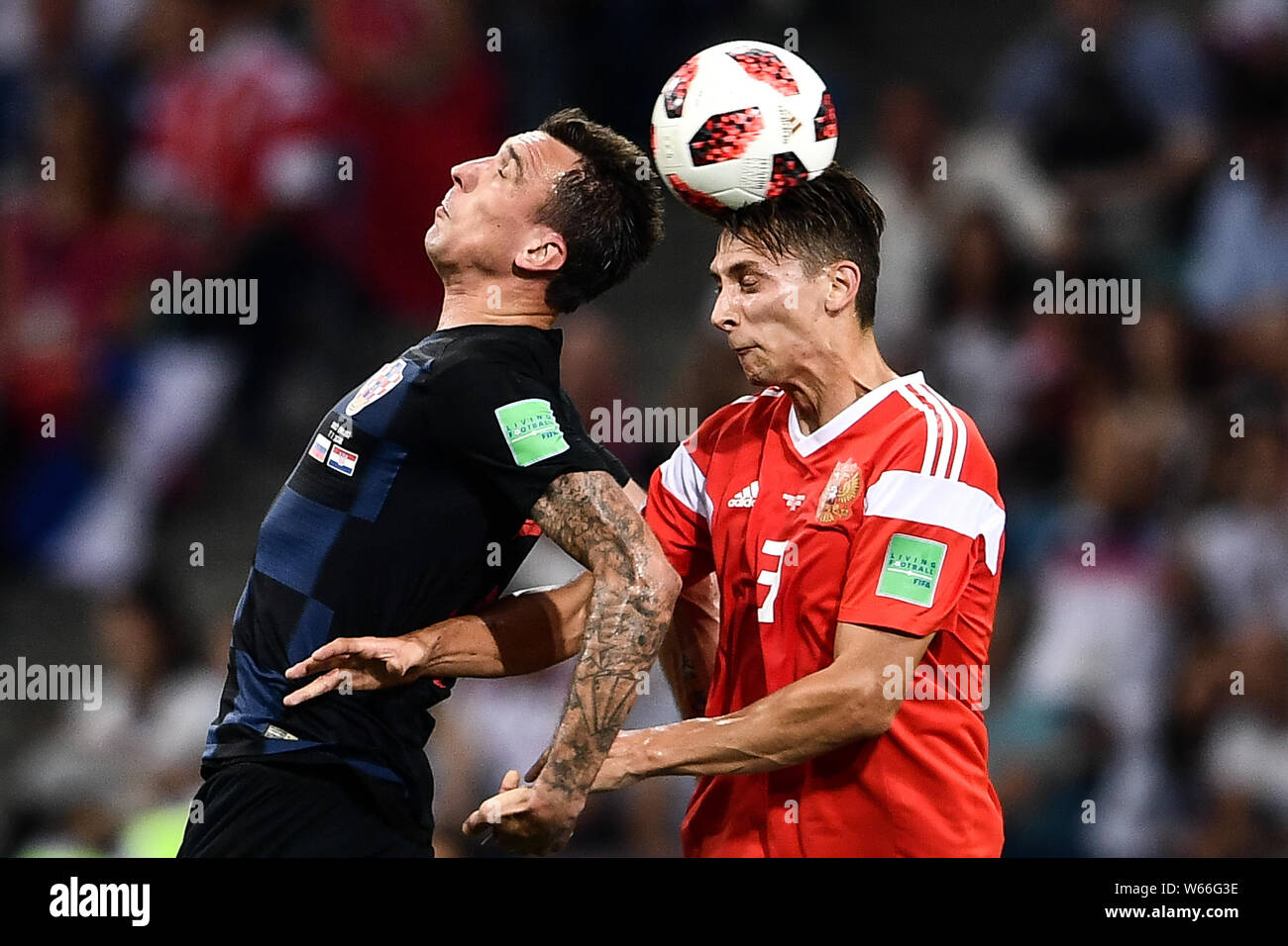 Ilya Kutepov Russlands, rechts, leitet die Kugel gegen Kroatien in ihrer Viertelfinalegleichen während der FIFA WM 2018 in Sotschi, Russland, 7. Juli 2018 Stockfoto