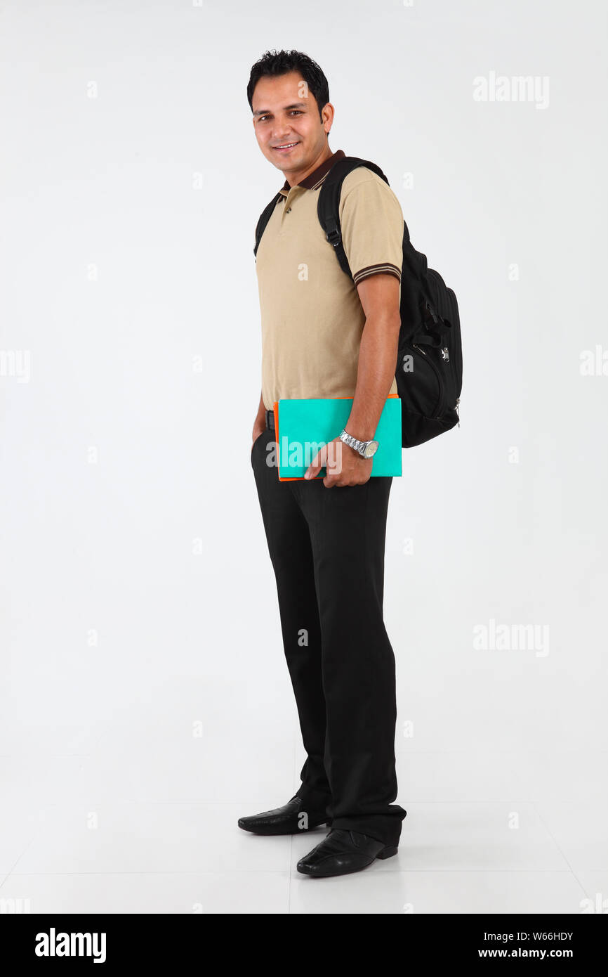 College-Student mit einer Tasche stehen Stockfoto